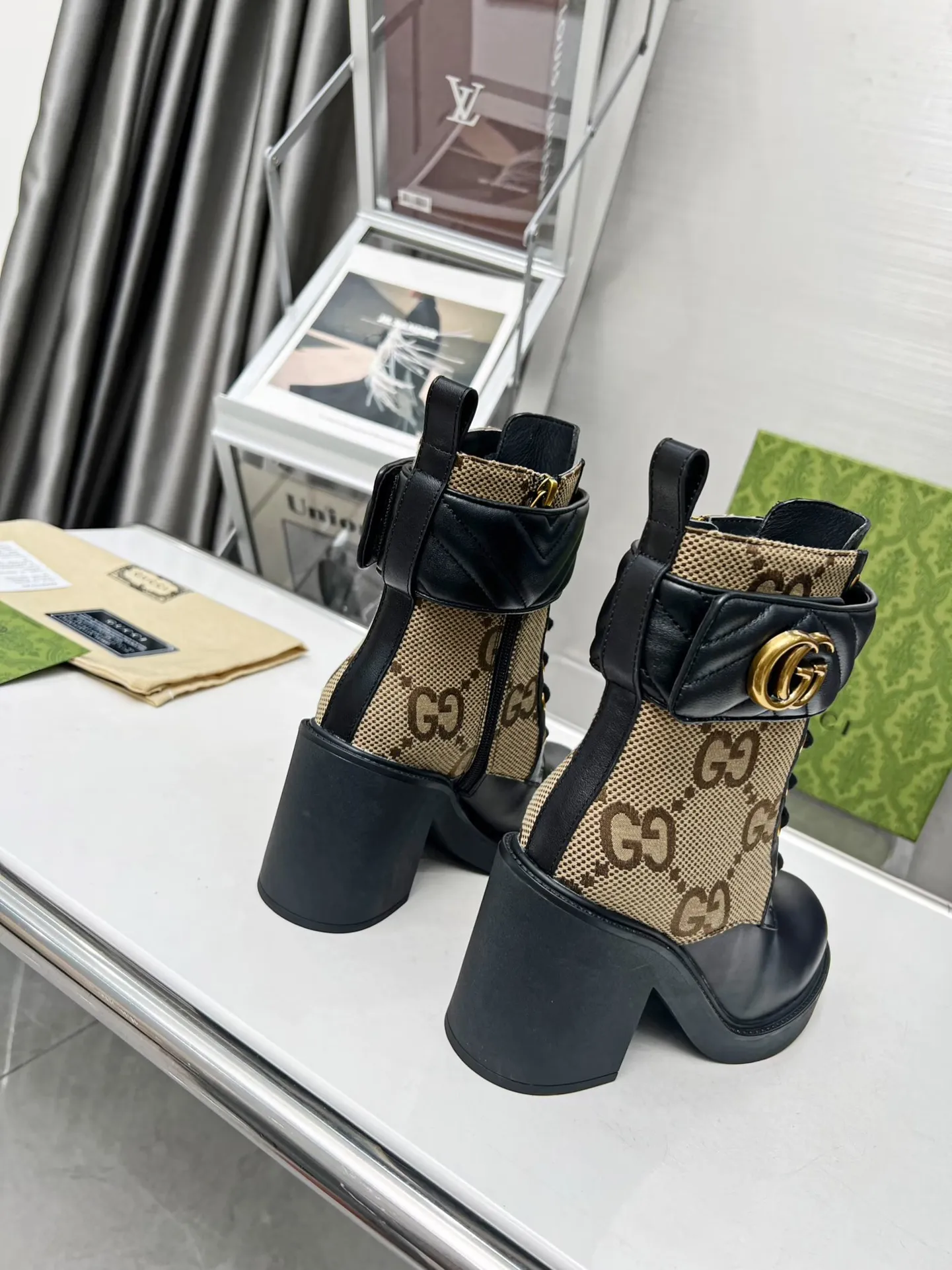 👟👟Ex-factory price 560👟👟 Autumn and winter GUCCI double G ankle boots with original open mold and electric embroidery magic belt khaki GG canvas logo elements, full of high-end feel. The side zipper is super easy to put on and take off. Fabric: cowhide. Lining/foot pad: cowhide. TPU outsole. Heel height 8cm. Size: 35-42#.